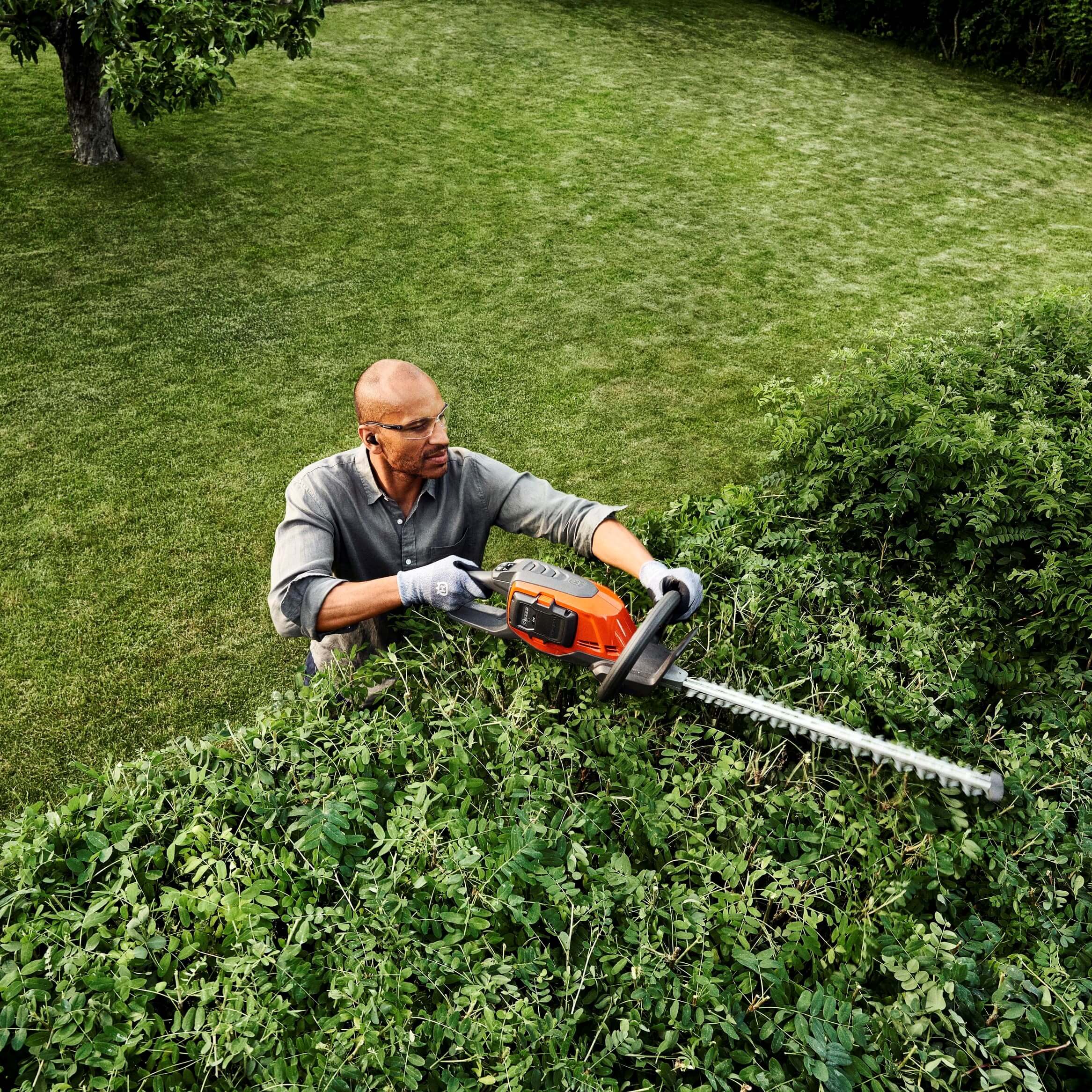 HUSQVARNA 215iHD45 Battery Hedge Trimmer - Image 4